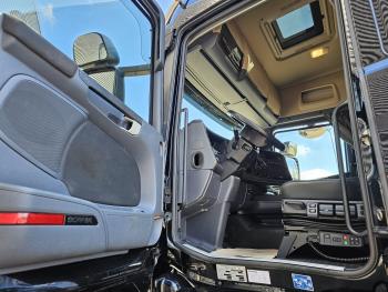 R490 / 8x2 / HMF 85 TM CRANE / WINCH / JIB