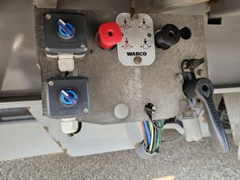 K324T / 3 AXLE / TWIST-LOCKS / 2 X LIFT AXLE